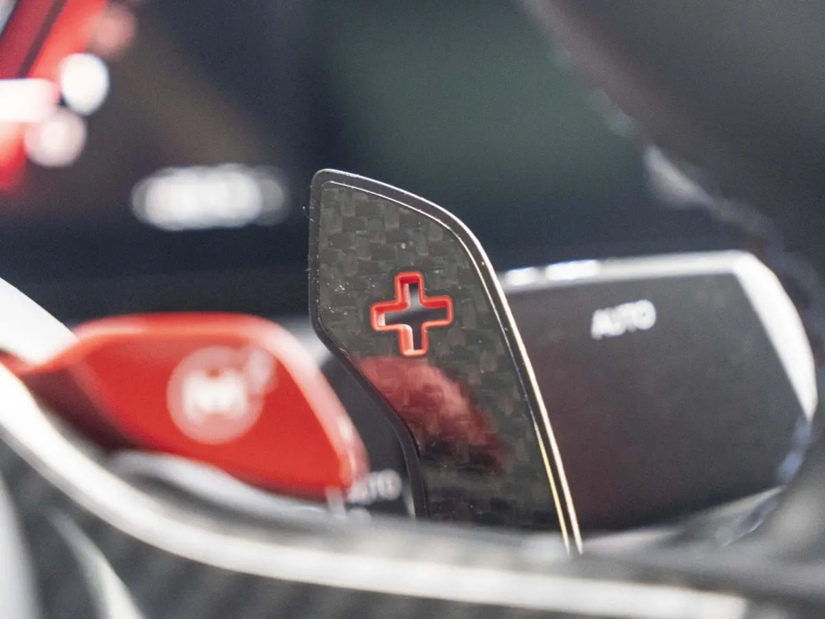 M2 | M Driver's Pack | M Drive Professional | AKRAPOVIC Uitlaatsysteem | M Adaptief onderstel | M Compound remsysteem Rot | Carbon fibre dak | Active Cruise Control | Harman Kardon