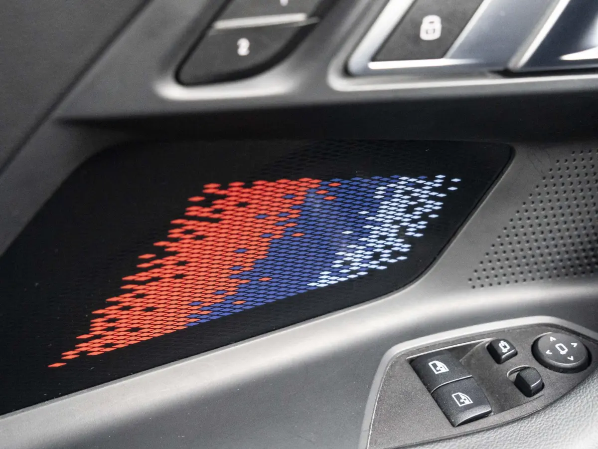 M2 | M Driver's Pack | M Drive Professional | AKRAPOVIC Uitlaatsysteem | M Adaptief onderstel | M Compound remsysteem Rot | Carbon fibre dak | Active Cruise Control | Harman Kardon