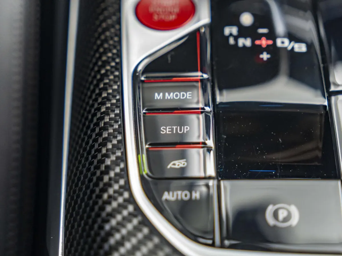 M2 | M Driver's Pack | M Drive Professional | AKRAPOVIC Uitlaatsysteem | M Adaptief onderstel | M Compound remsysteem Rot | Carbon fibre dak | Active Cruise Control | Harman Kardon