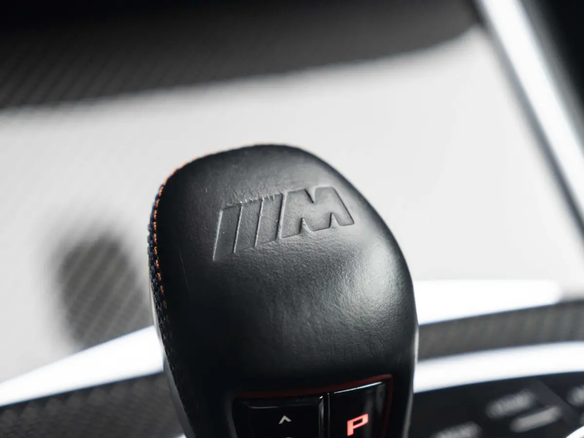 M2 | M Driver's Pack | M Drive Professional | AKRAPOVIC Uitlaatsysteem | M Adaptief onderstel | M Compound remsysteem Rot | Carbon fibre dak | Active Cruise Control | Harman Kardon