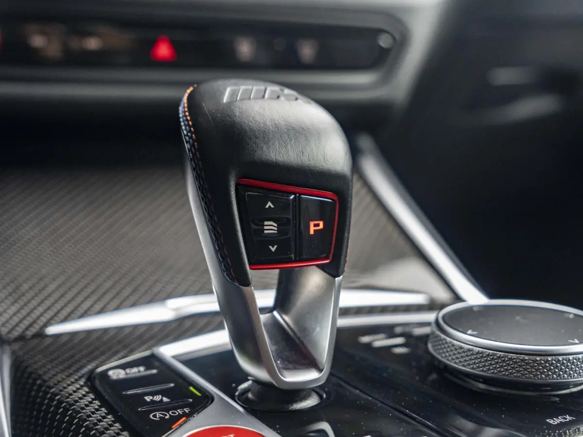 M2 | M Driver's Pack | M Drive Professional | AKRAPOVIC Uitlaatsysteem | M Adaptief onderstel | M Compound remsysteem Rot | Carbon fibre dak | Active Cruise Control | Harman Kardon
