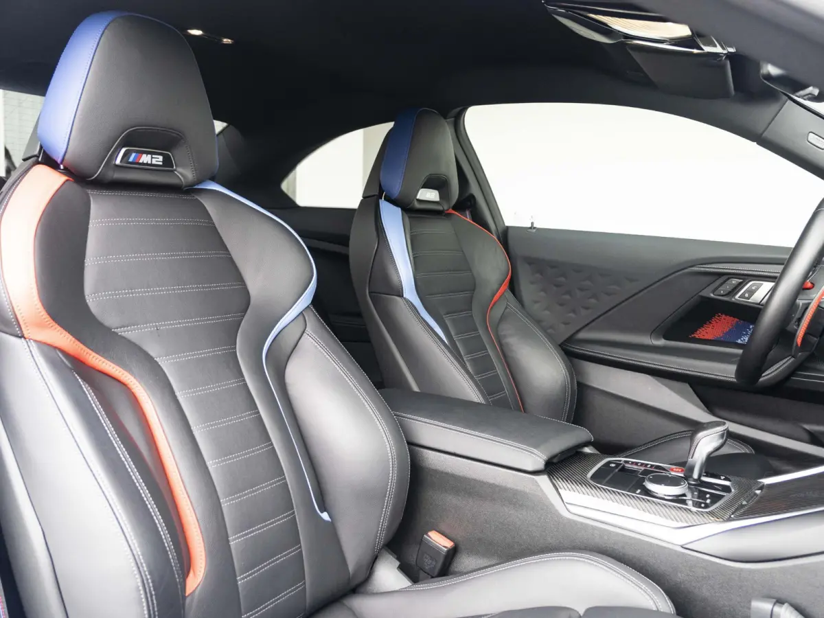 M2 | M Driver's Pack | M Drive Professional | AKRAPOVIC Uitlaatsysteem | M Adaptief onderstel | M Compound remsysteem Rot | Carbon fibre dak | Active Cruise Control | Harman Kardon