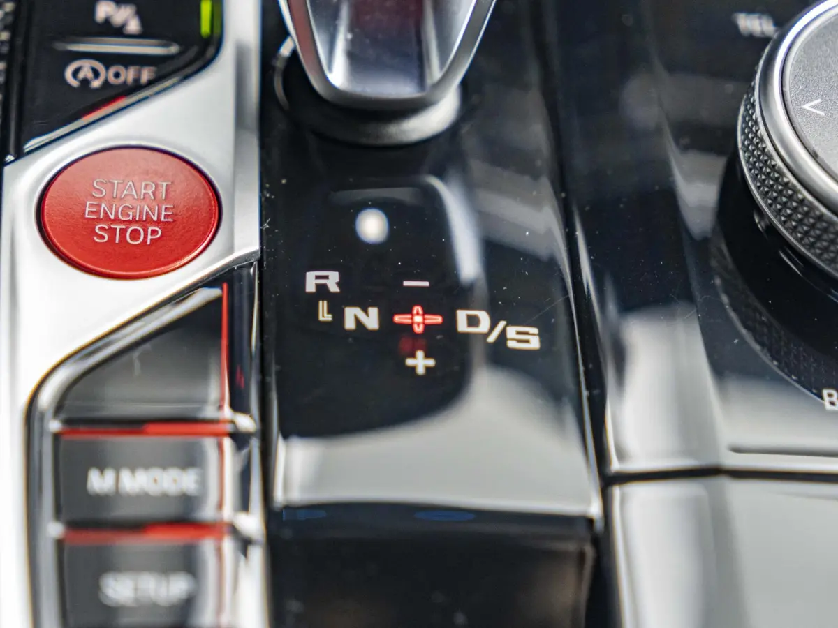 M2 | M Driver's Pack | M Drive Professional | AKRAPOVIC Uitlaatsysteem | M Adaptief onderstel | M Compound remsysteem Rot | Carbon fibre dak | Active Cruise Control | Harman Kardon