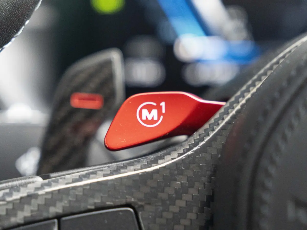 M2 | M Driver's Pack | M Drive Professional | AKRAPOVIC Uitlaatsysteem | M Adaptief onderstel | M Compound remsysteem Rot | Carbon fibre dak | Active Cruise Control | Harman Kardon