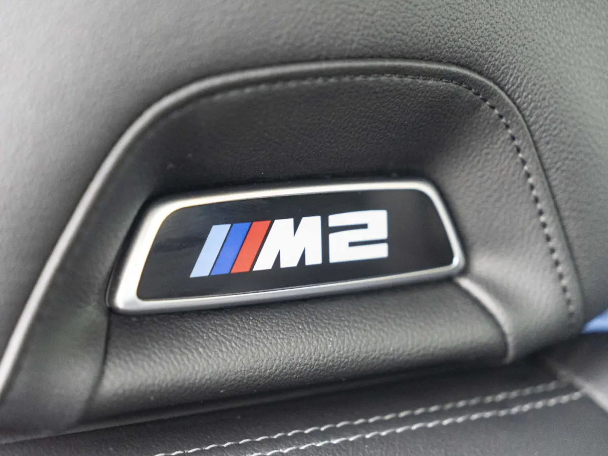 M2 | M Driver's Pack | M Drive Professional | AKRAPOVIC Uitlaatsysteem | M Adaptief onderstel | M Compound remsysteem Rot | Carbon fibre dak | Active Cruise Control | Harman Kardon