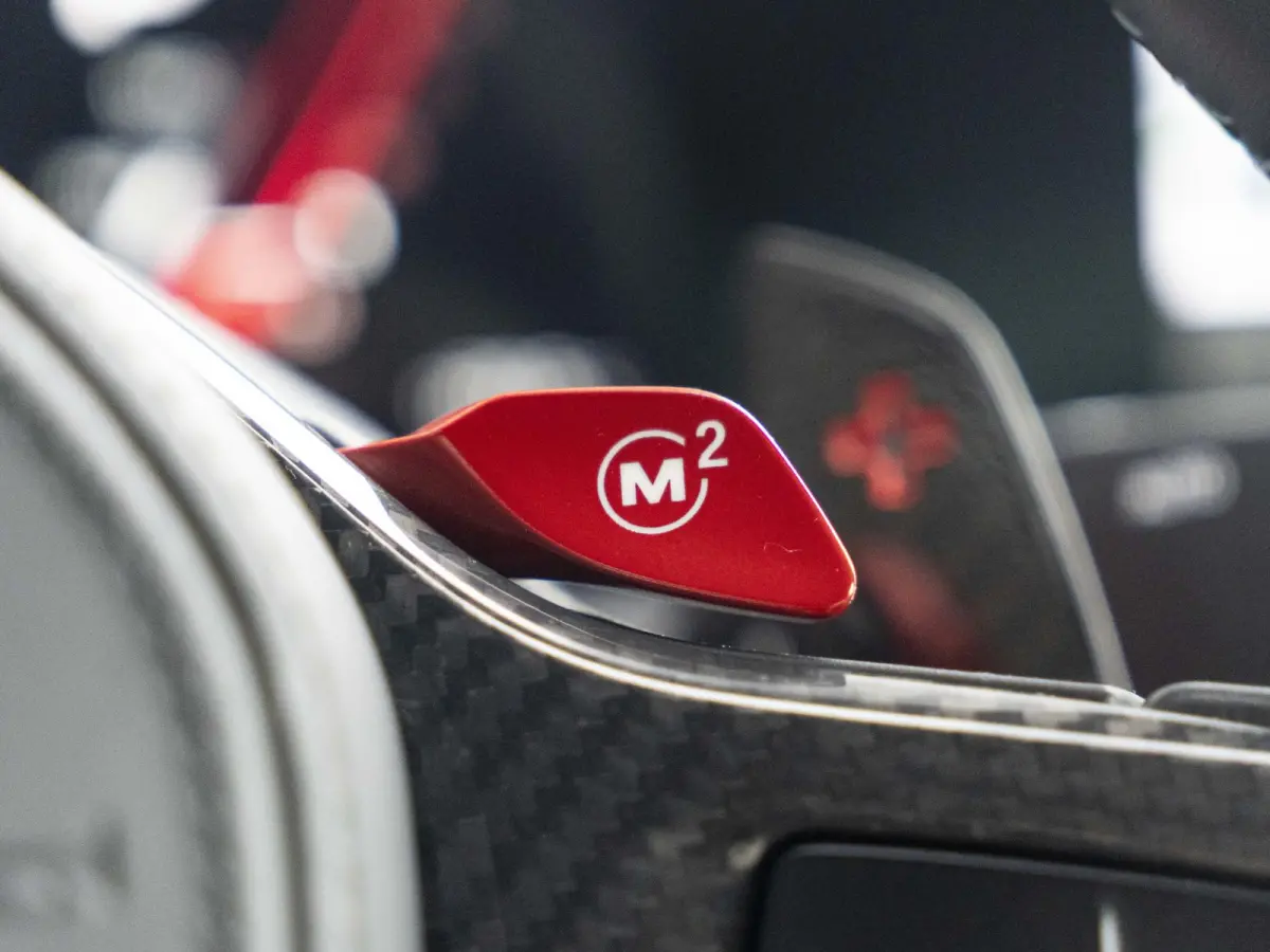 M2 | M Driver's Pack | M Drive Professional | AKRAPOVIC Uitlaatsysteem | M Adaptief onderstel | M Compound remsysteem Rot | Carbon fibre dak | Active Cruise Control | Harman Kardon