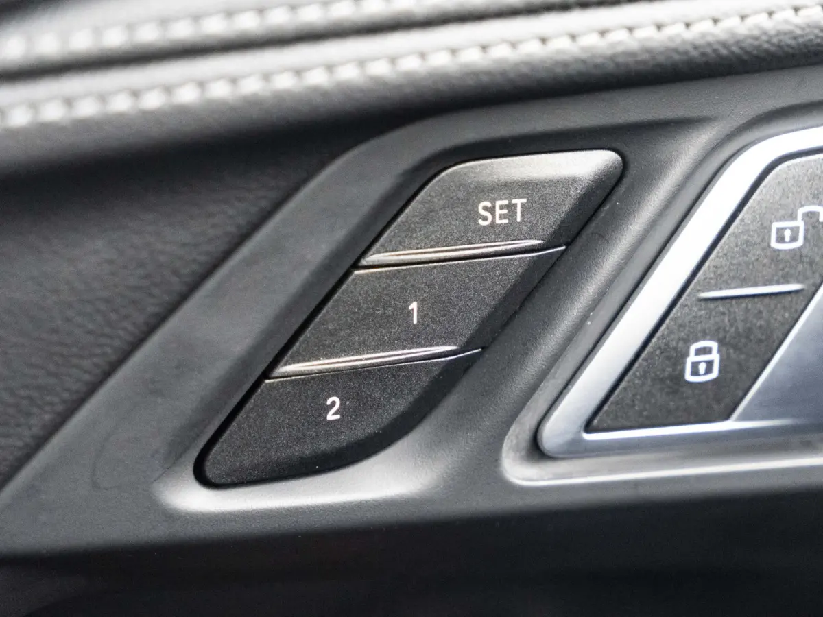 M2 | M Driver's Pack | M Drive Professional | AKRAPOVIC Uitlaatsysteem | M Adaptief onderstel | M Compound remsysteem Rot | Carbon fibre dak | Active Cruise Control | Harman Kardon