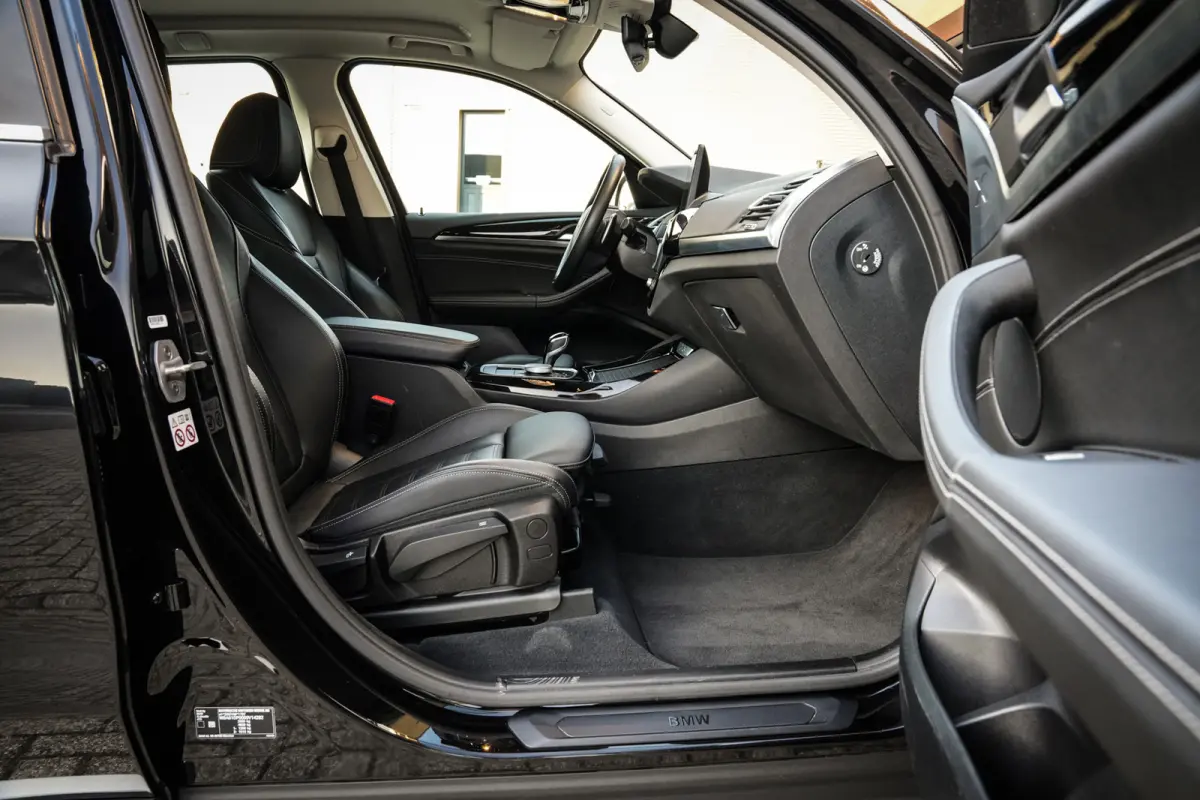 XDrive30e Business Edition Plus | Clima | Cruise | Metalic | 360 camera | Leder | Mooi! |