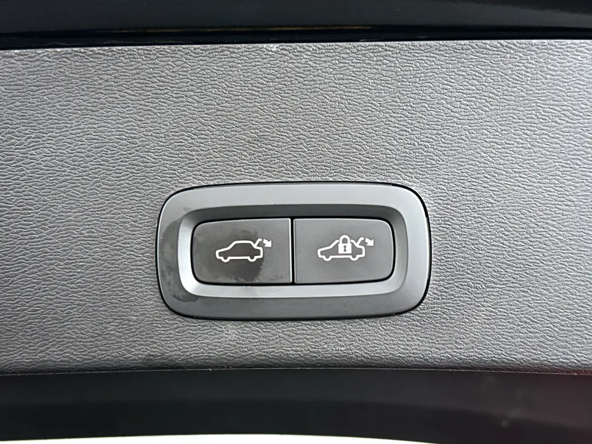 P8 AWD R-Design | Panoramadak | 360° camera | Harman Kardon | Stoel- en Stuurverwarming