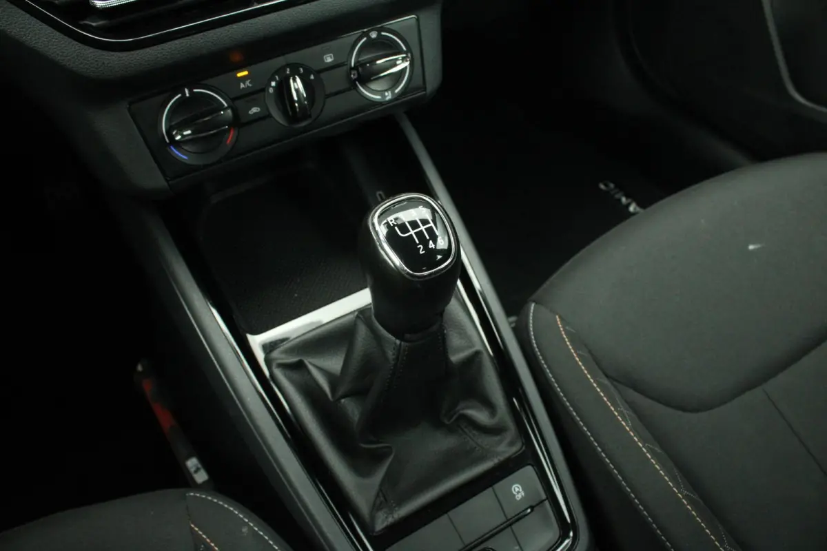 1.0 TSI 110pk Ambition | Parkeersensoren Achter | DAB | Apple CarPlay/ Android Auto | Airco