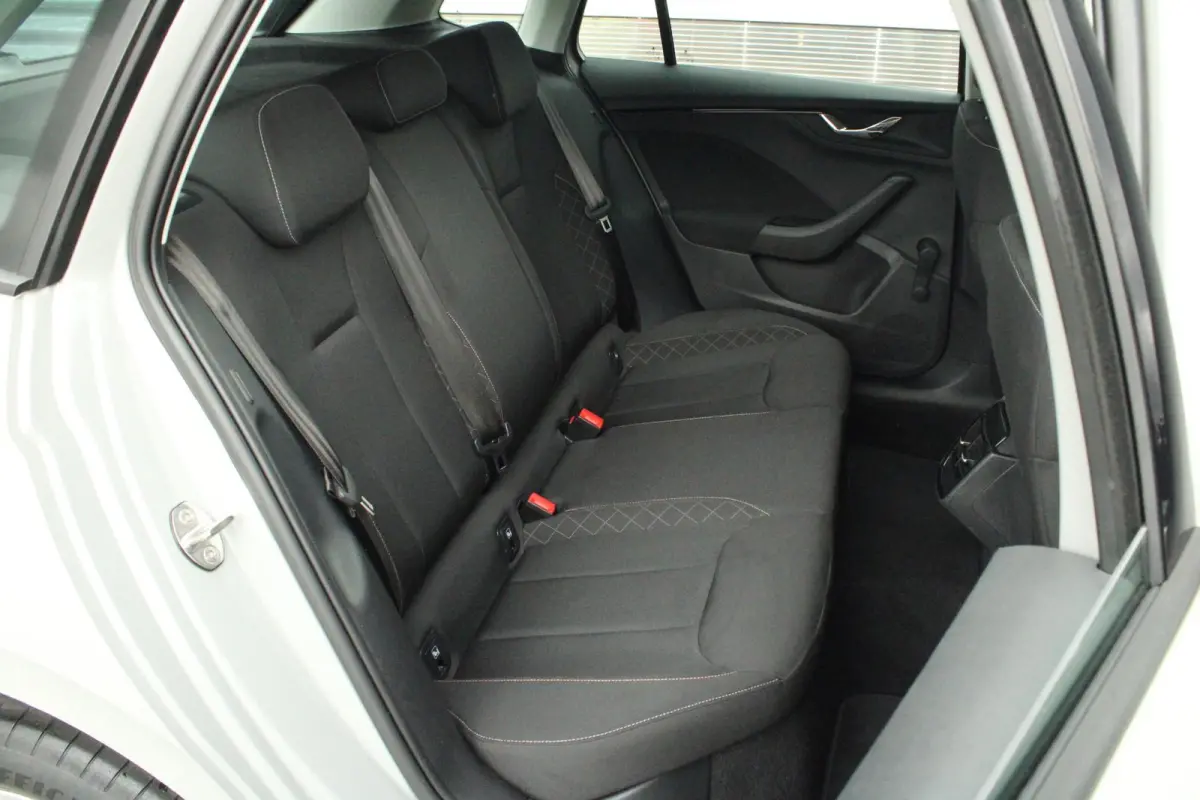 1.0 TSI 110pk Ambition | Parkeersensoren Achter | DAB | Apple CarPlay/ Android Auto | Airco