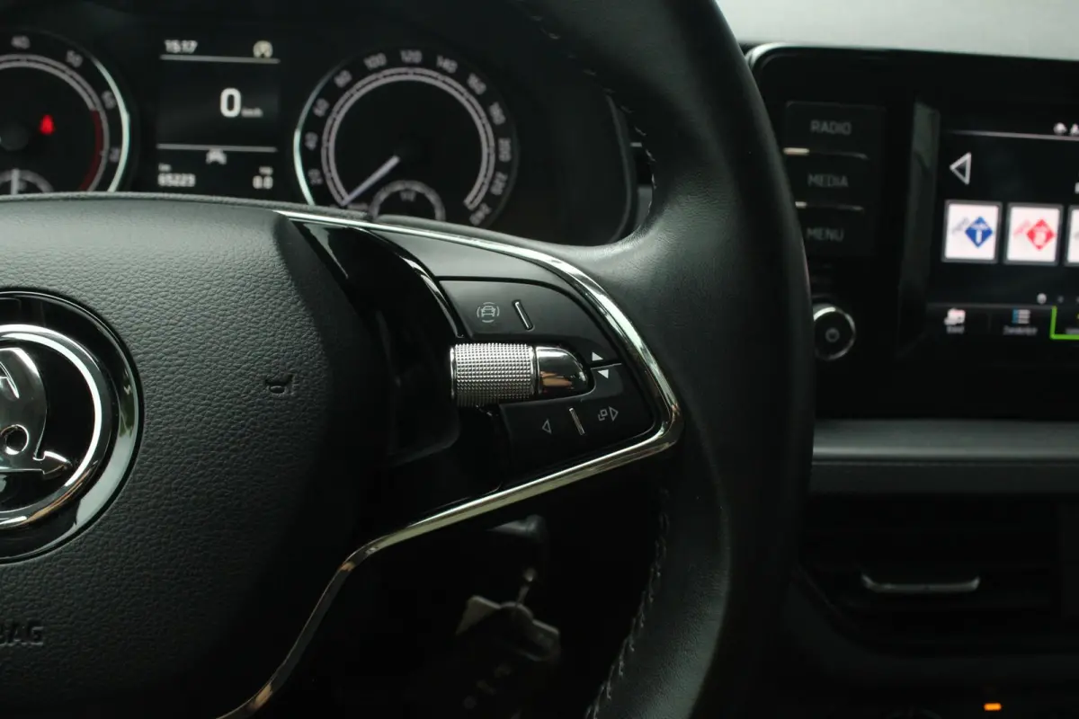 1.0 TSI 110pk Ambition | Parkeersensoren Achter | DAB | Apple CarPlay/ Android Auto | Airco