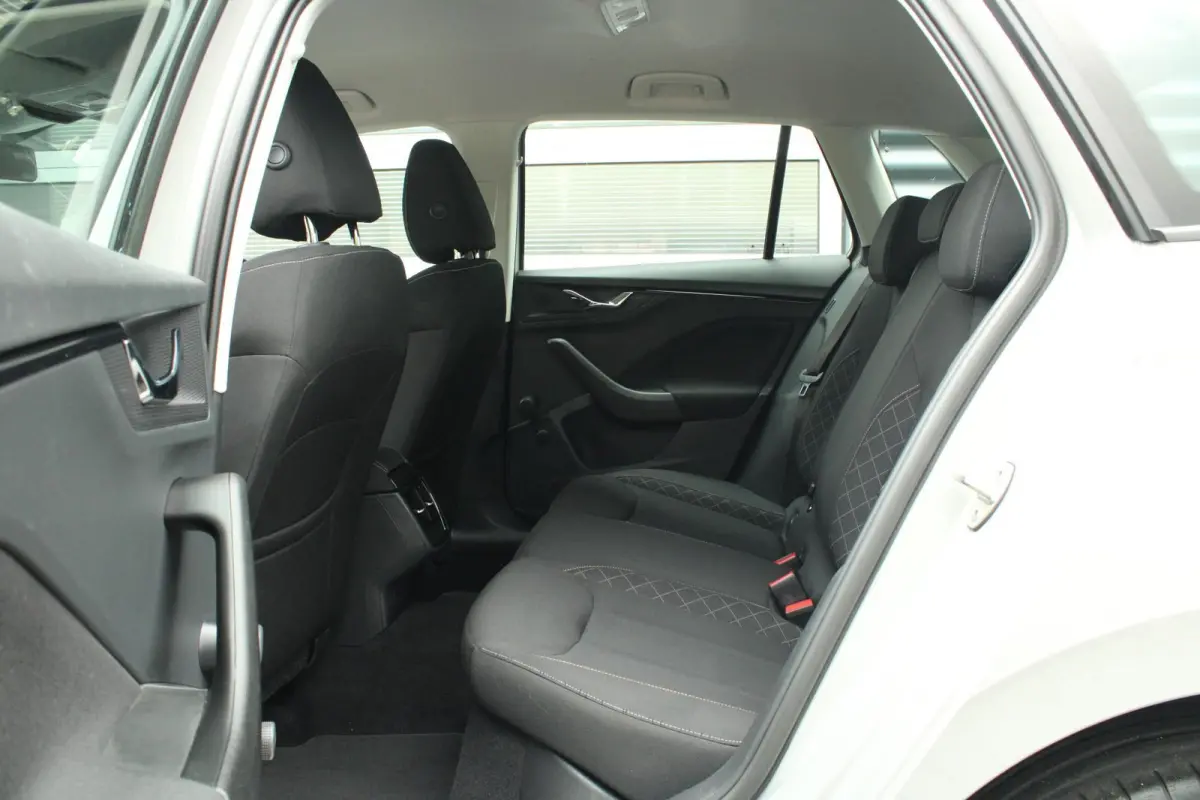 1.0 TSI 110pk Ambition | Parkeersensoren Achter | DAB | Apple CarPlay/ Android Auto | Airco