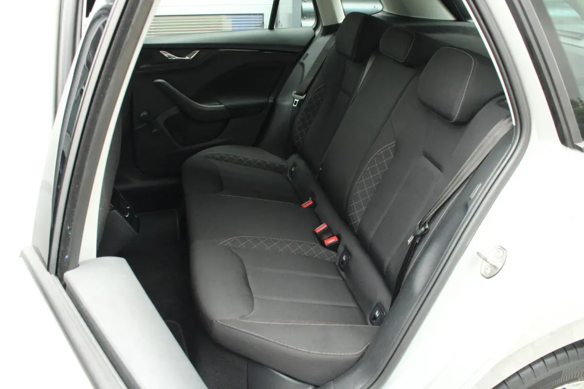 1.0 TSI 110pk Ambition | Parkeersensoren Achter | DAB | Apple CarPlay/ Android Auto | Airco