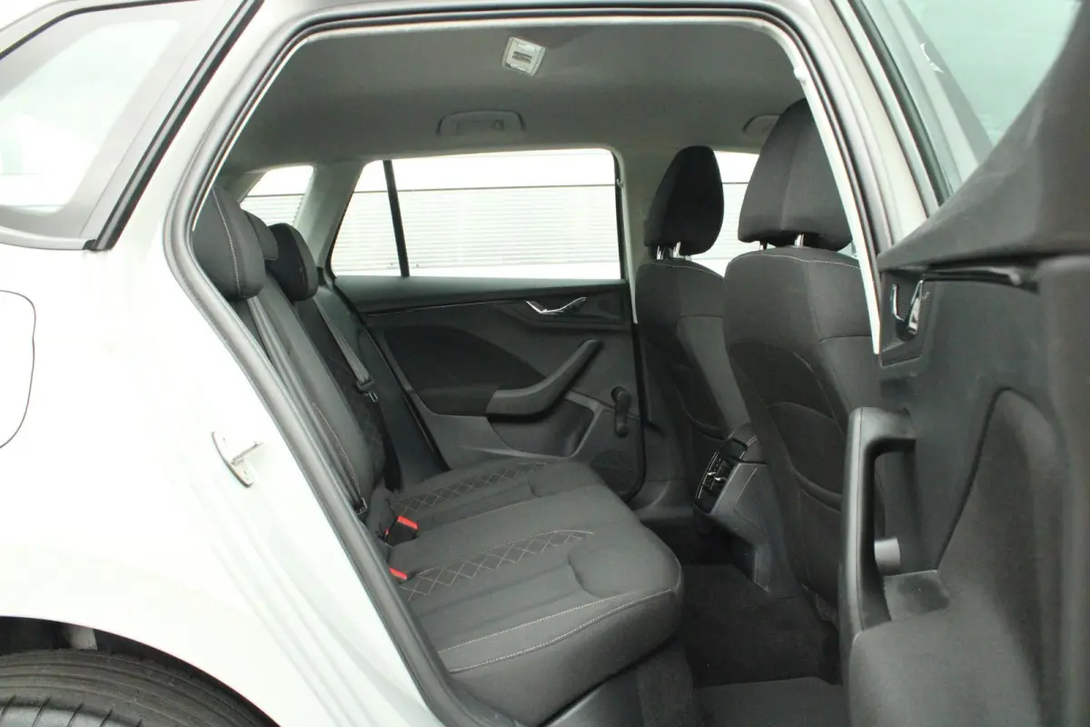 1.0 TSI 110pk Ambition | Parkeersensoren Achter | DAB | Apple CarPlay/ Android Auto | Airco