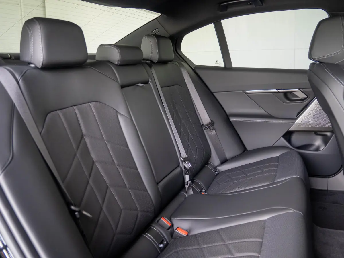 530e | M Sportpakket | Innovation Pack | Travel Pack | Comfort Access | 20 inch | Glazen panoramadak | Stoelventilatie | Driving Assistant Professional | Harman Kardon | Trekhaak