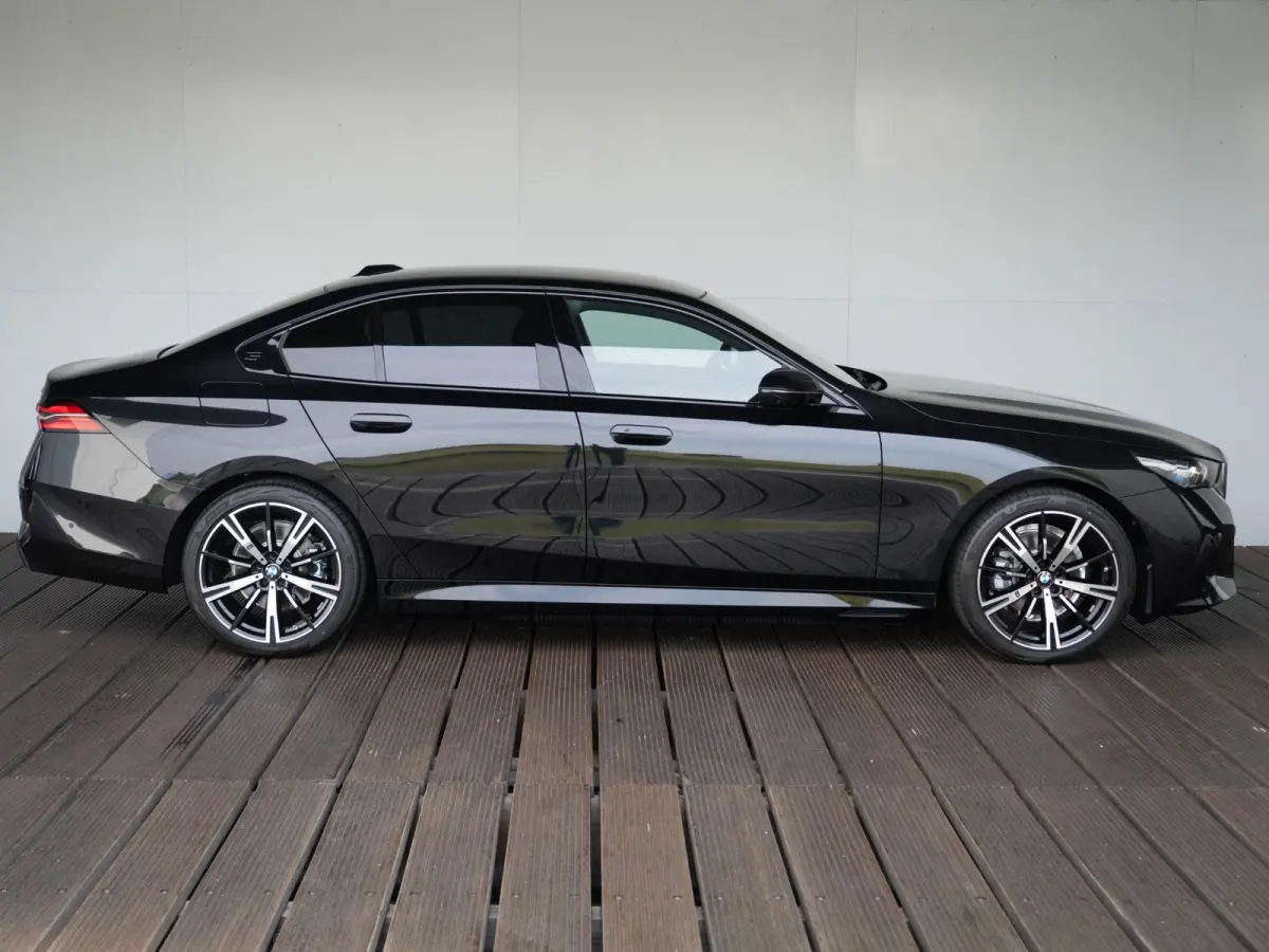 530e | M Sportpakket | Innovation Pack | Travel Pack | Comfort Access | 20 inch | Glazen panoramadak | Stoelventilatie | Driving Assistant Professional | Harman Kardon | Trekhaak