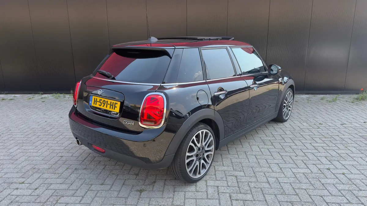 1.5 Cooper 60 Years Edition | Leder | Panoramadak | Harman/Kardon | Climate Control | CarPlay | Airco (automatisch) | Apple Carplay/Android Auto|telefoonintegratie premium | Buitenspiegels e