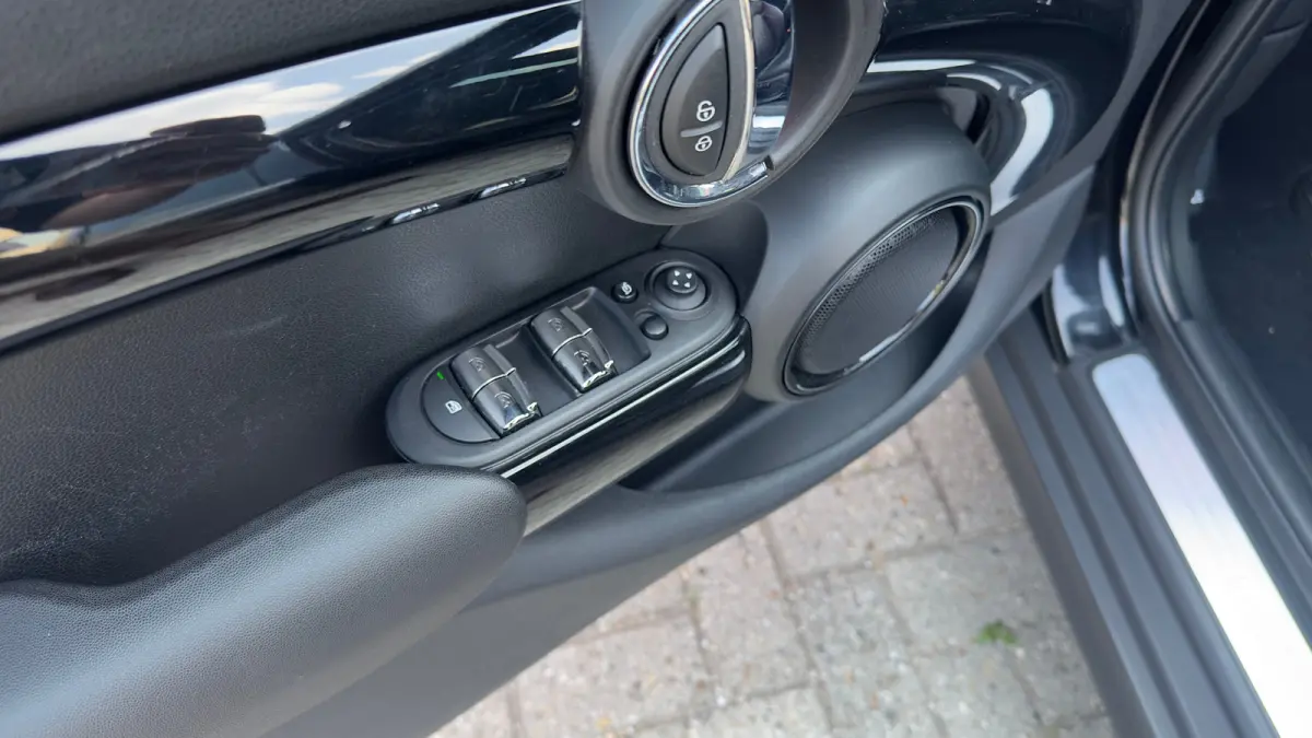 1.5 Cooper 60 Years Edition | Leder | Panoramadak | Harman/Kardon | Climate Control | CarPlay | Airco (automatisch) | Apple Carplay/Android Auto|telefoonintegratie premium | Buitenspiegels e