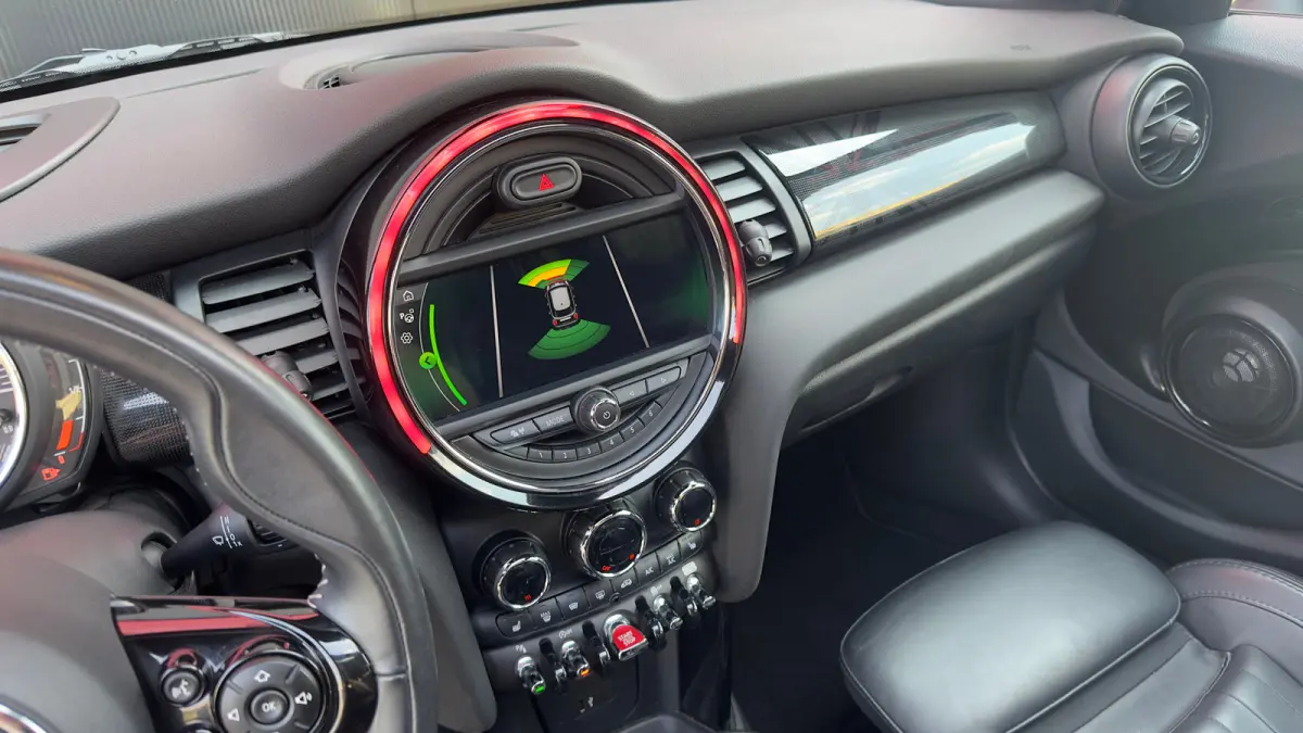 1.5 Cooper 60 Years Edition | Leder | Panoramadak | Harman/Kardon | Climate Control | CarPlay | Airco (automatisch) | Apple Carplay/Android Auto|telefoonintegratie premium | Buitenspiegels e