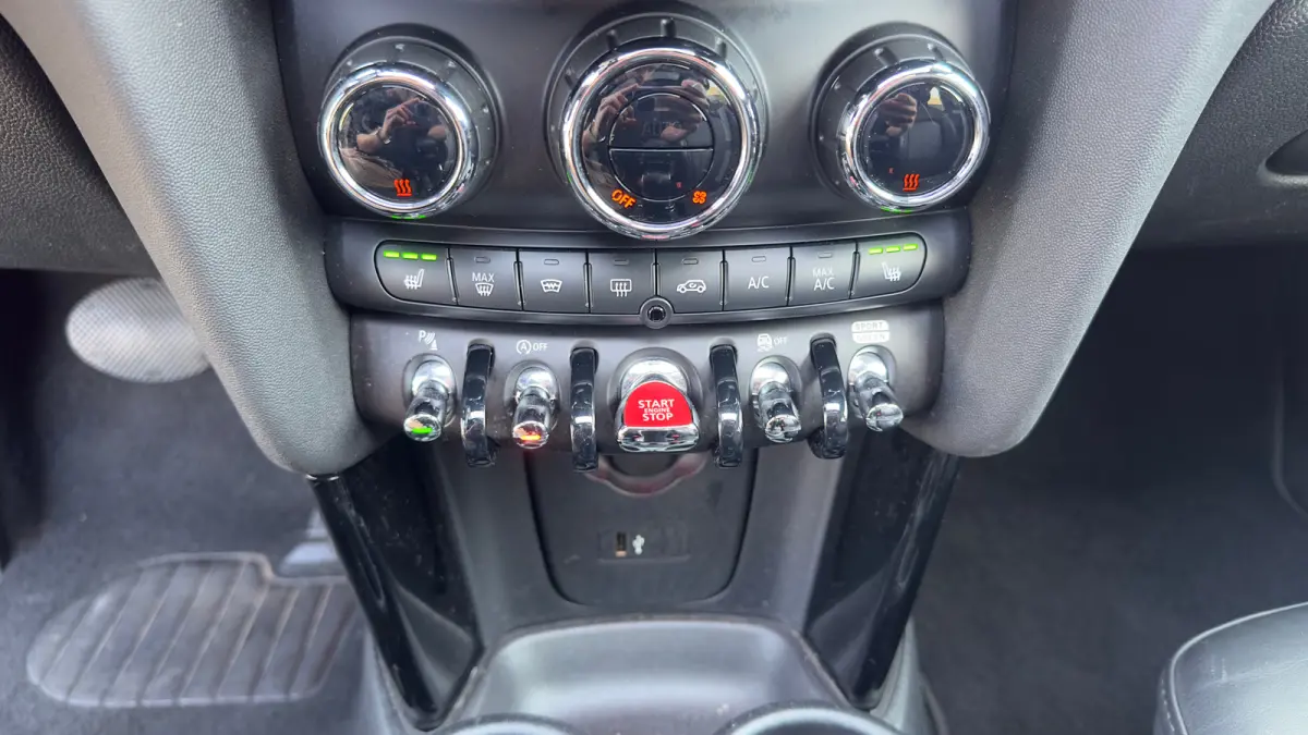 1.5 Cooper 60 Years Edition | Leder | Panoramadak | Harman/Kardon | Climate Control | CarPlay | Airco (automatisch) | Apple Carplay/Android Auto|telefoonintegratie premium | Buitenspiegels e