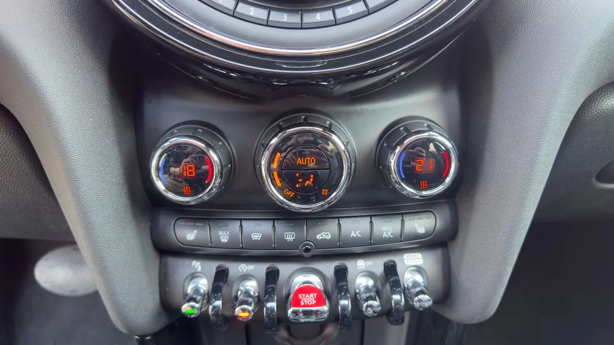1.5 Cooper 60 Years Edition | Leder | Panoramadak | Harman/Kardon | Climate Control | CarPlay | Airco (automatisch) | Apple Carplay/Android Auto|telefoonintegratie premium | Buitenspiegels e