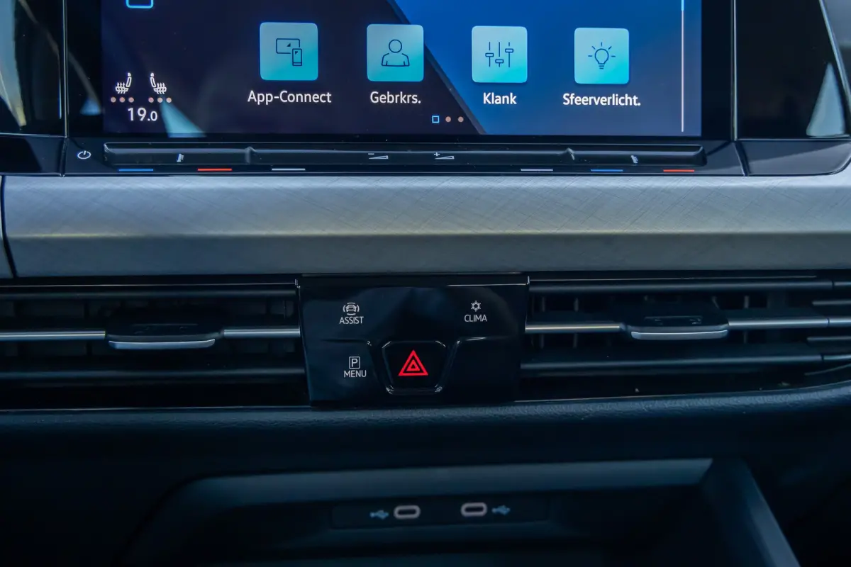 1.0 eTSI Life Business | Massage | Memory | Stoel+stuur verwarming | Cruise adaptief | Dodehoek detectie | Camera | Apple Carplay/Android Auto | Achteruitrijcamera | Apple Carplay/Android Au