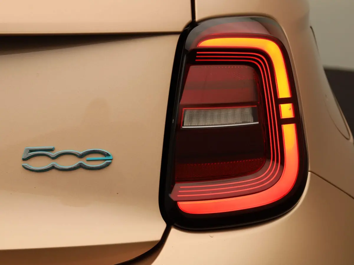 Icon 42 kWh | Cruise Control | Stoelverwarming | DAB | Apple Carplay/Android Auto | lichtmetalen velgen 16" |