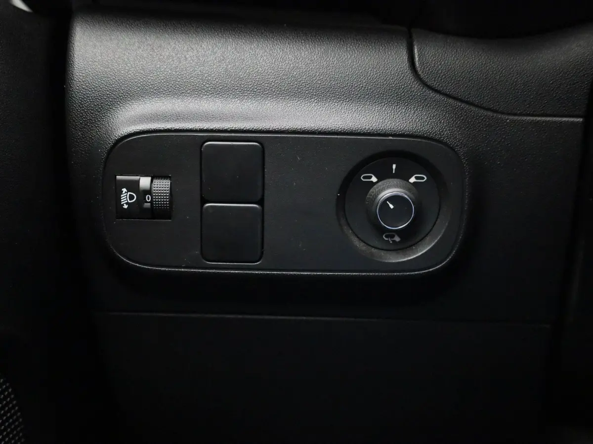 1.2 PureTech 82 S&S MAN Feel | Cruise Control | Lane Assist | Apple Carplay/Android Auto |