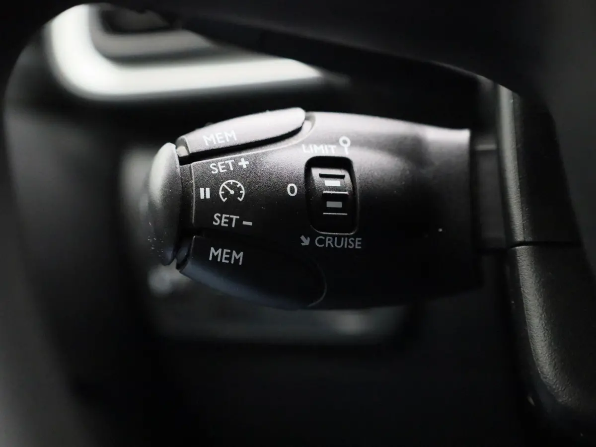 1.2 PureTech 82 S&S MAN Feel | Cruise Control | Lane Assist | Apple Carplay/Android Auto |