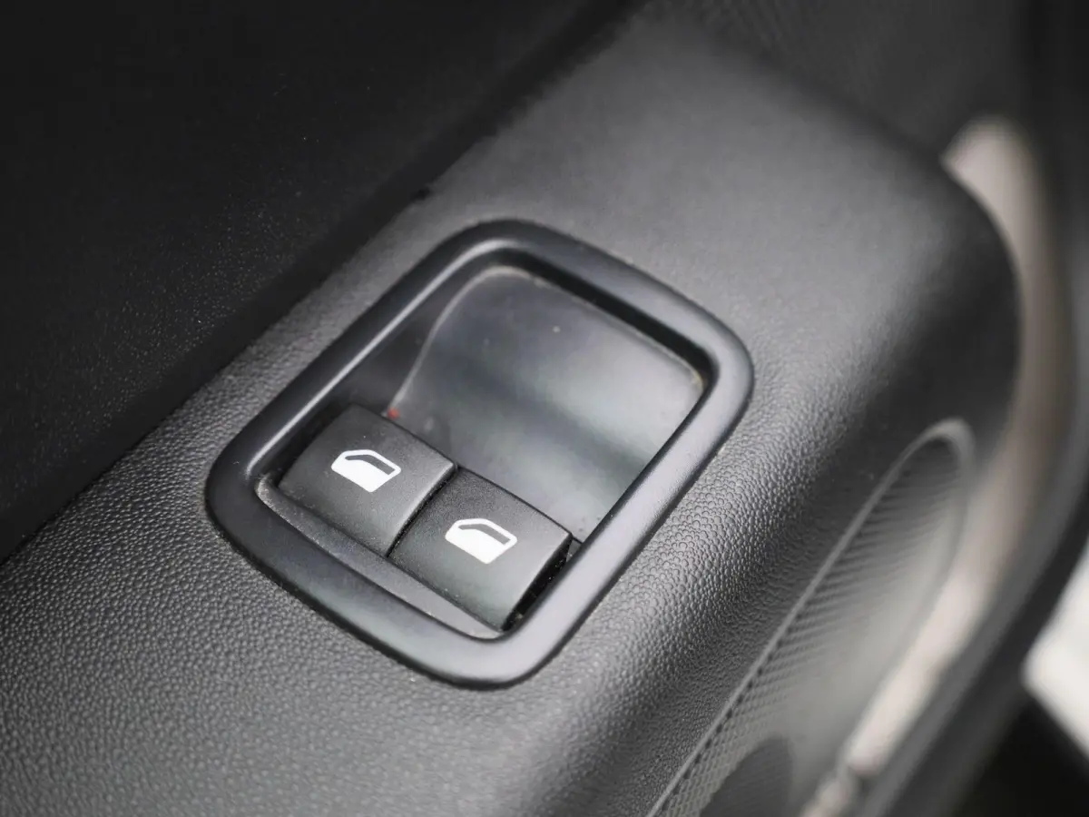 1.2 PureTech 82 S&S MAN Feel | Cruise Control | Lane Assist | Apple Carplay/Android Auto |