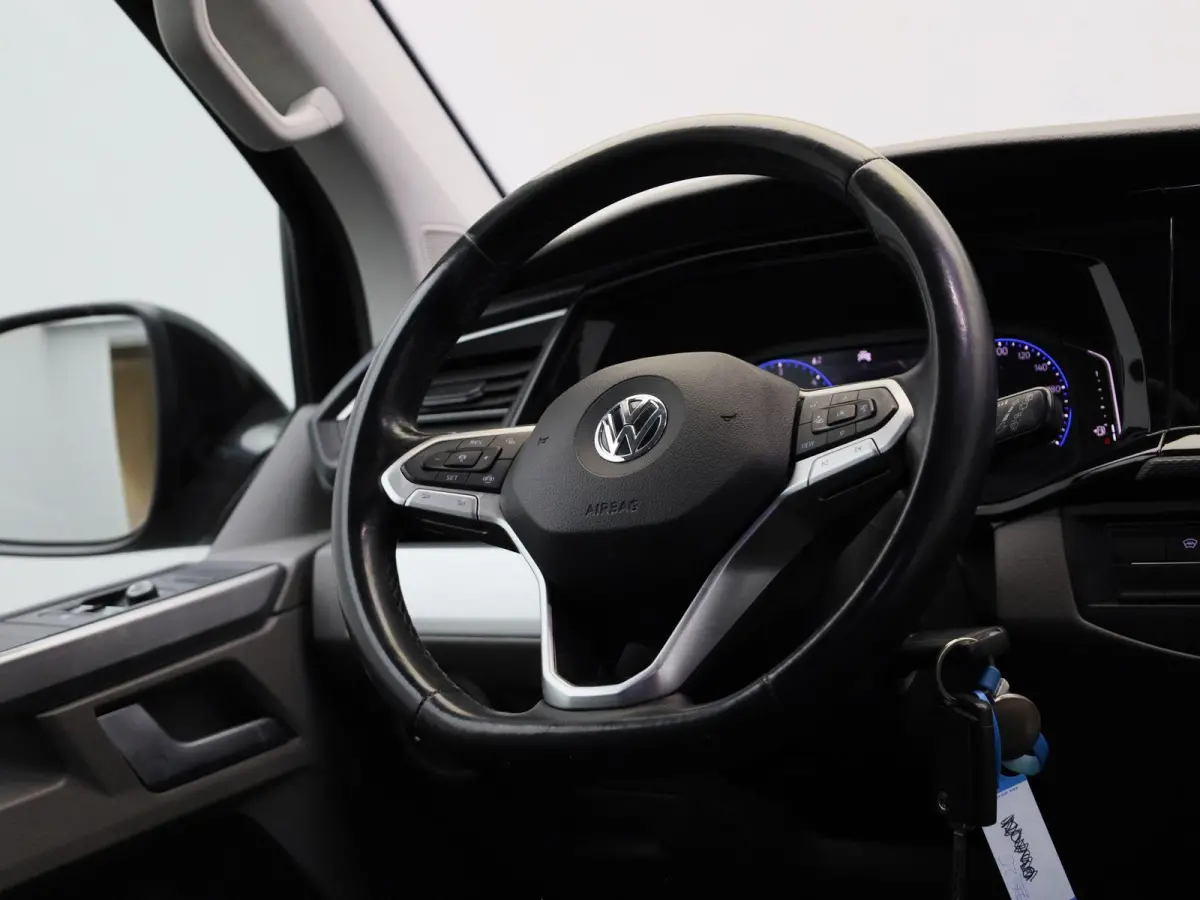 2.0 TDI L2H1 Bulli 150PK | Automaat | Dubbele Cabine | Trekhaak | Parkeersensoren Voor + Achter | Achteruitrijcamera | Adaptive Cruise Control | Multifunctioneel Stuurwiel | Voorruit Verwarm