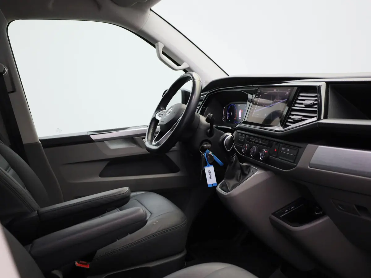 2.0 TDI L2H1 Bulli 150PK | Automaat | Dubbele Cabine | Trekhaak | Parkeersensoren Voor + Achter | Achteruitrijcamera | Adaptive Cruise Control | Multifunctioneel Stuurwiel | Voorruit Verwarm