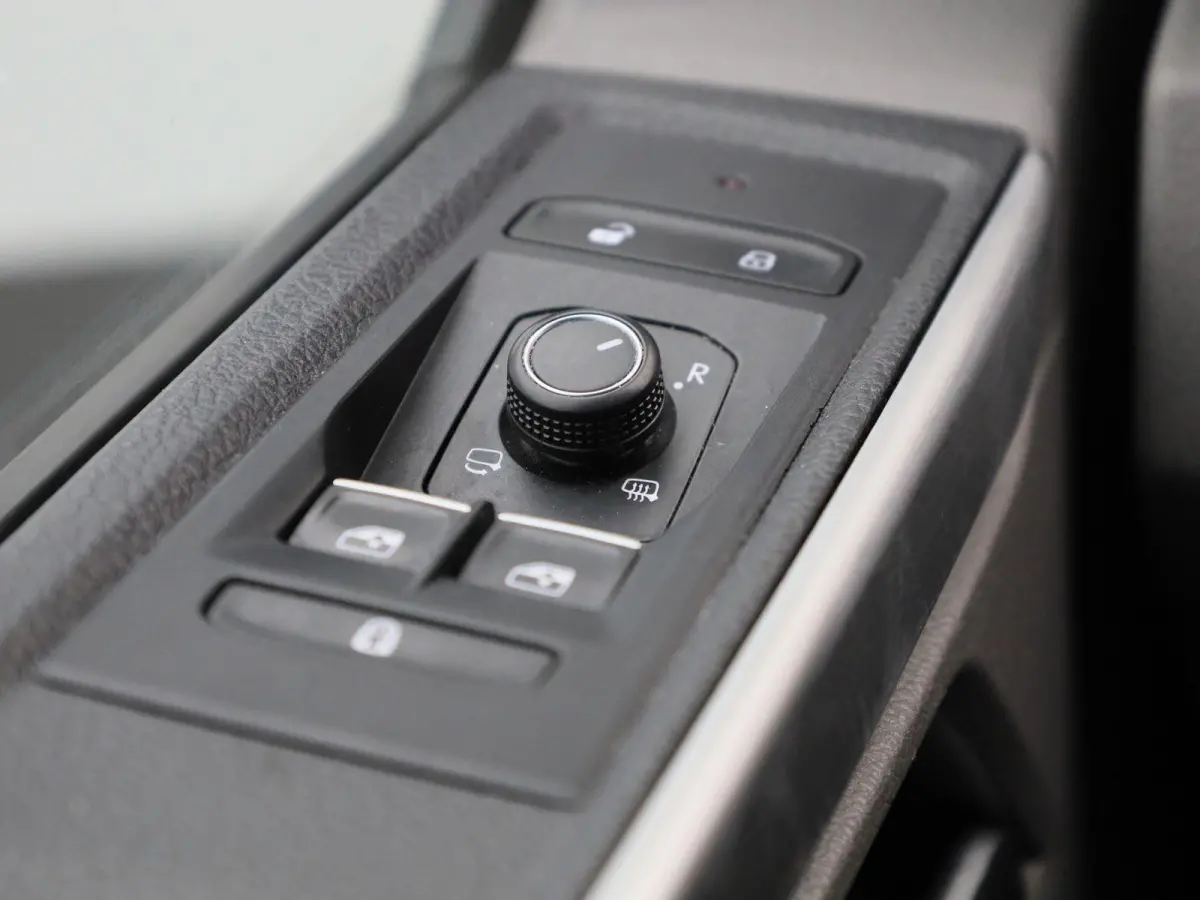 2.0 TDI L2H1 Bulli 150PK | Automaat | Dubbele Cabine | Trekhaak | Parkeersensoren Voor + Achter | Achteruitrijcamera | Adaptive Cruise Control | Multifunctioneel Stuurwiel | Voorruit Verwarm