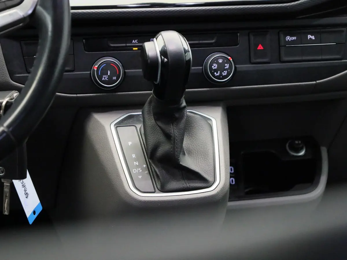 2.0 TDI L2H1 Bulli 150PK | Automaat | Dubbele Cabine | Trekhaak | Parkeersensoren Voor + Achter | Achteruitrijcamera | Adaptive Cruise Control | Multifunctioneel Stuurwiel | Voorruit Verwarm