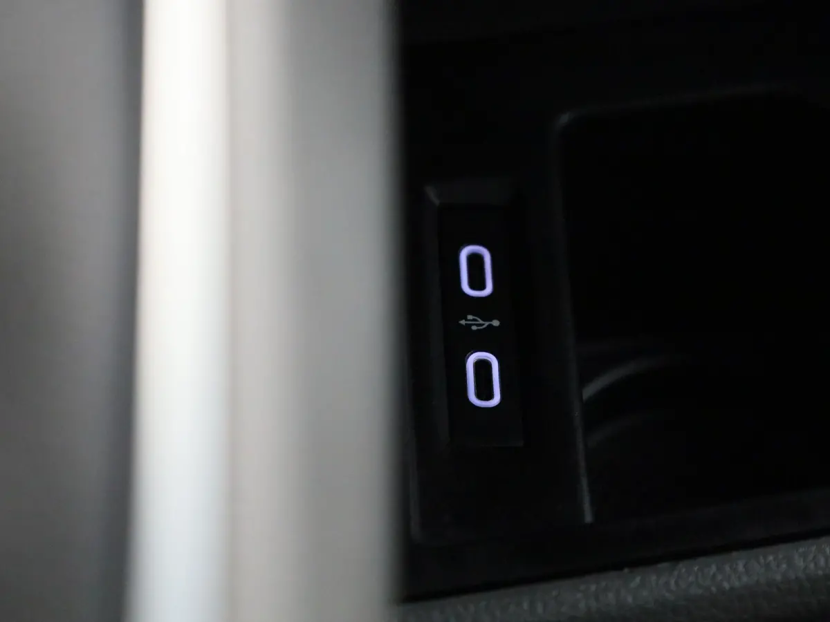 2.0 TDI L2H1 Bulli 150PK | Automaat | Dubbele Cabine | Trekhaak | Parkeersensoren Voor + Achter | Achteruitrijcamera | Adaptive Cruise Control | Multifunctioneel Stuurwiel | Voorruit Verwarm