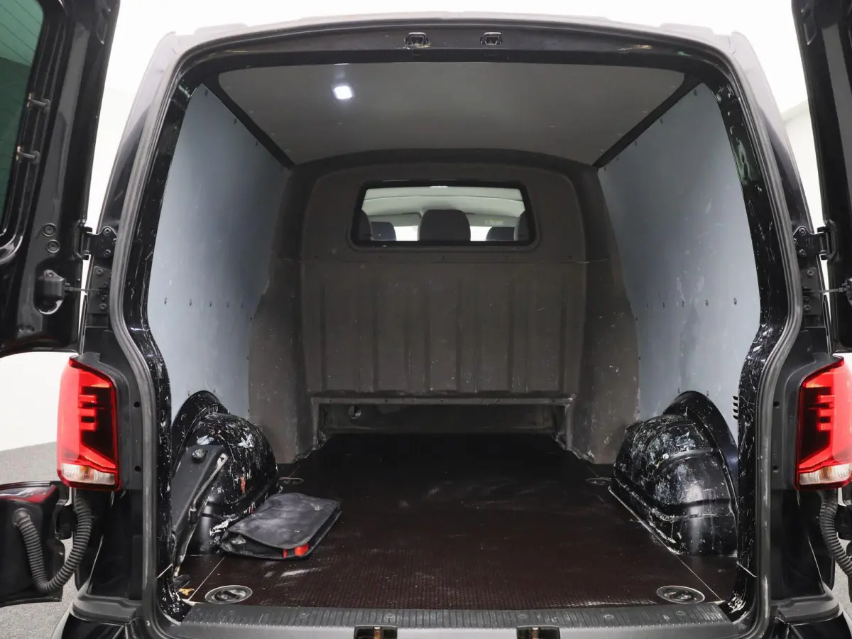 2.0 TDI L2H1 Bulli 150PK | Automaat | Dubbele Cabine | Trekhaak | Parkeersensoren Voor + Achter | Achteruitrijcamera | Adaptive Cruise Control | Multifunctioneel Stuurwiel | Voorruit Verwarm