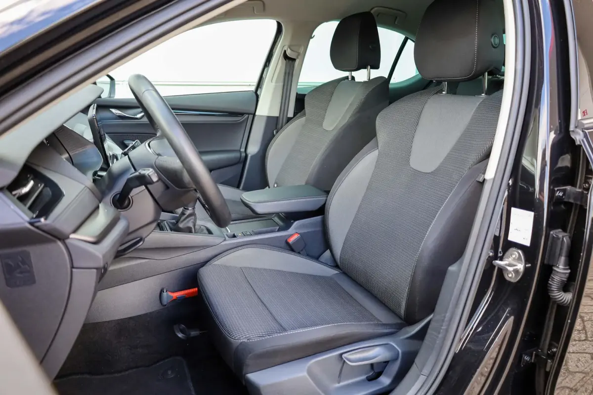1.0 TSI 110pk Business Edition | Parkeersensoren | 18'' Velgen | LED Verlichting