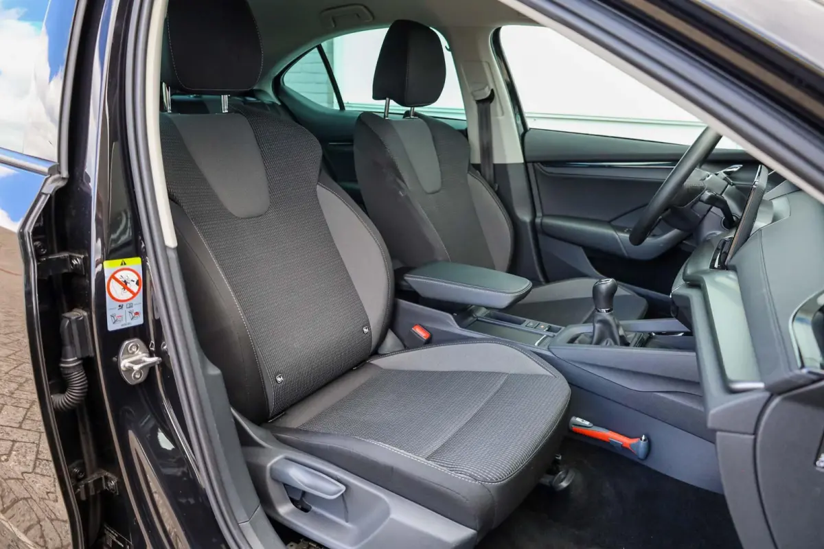 1.0 TSI 110pk Business Edition | Parkeersensoren | 18'' Velgen | LED Verlichting