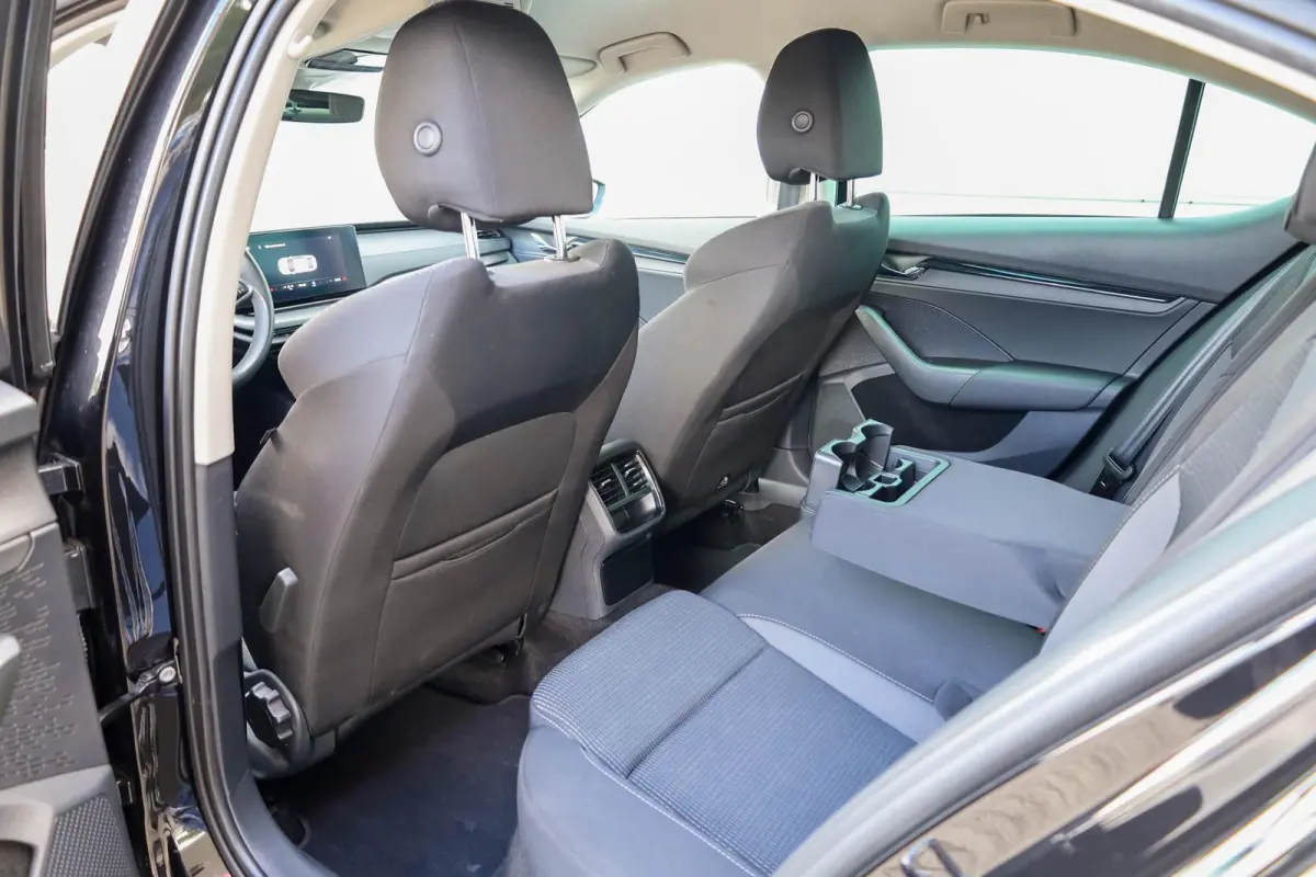 1.0 TSI 110pk Business Edition | Parkeersensoren | 18'' Velgen | LED Verlichting