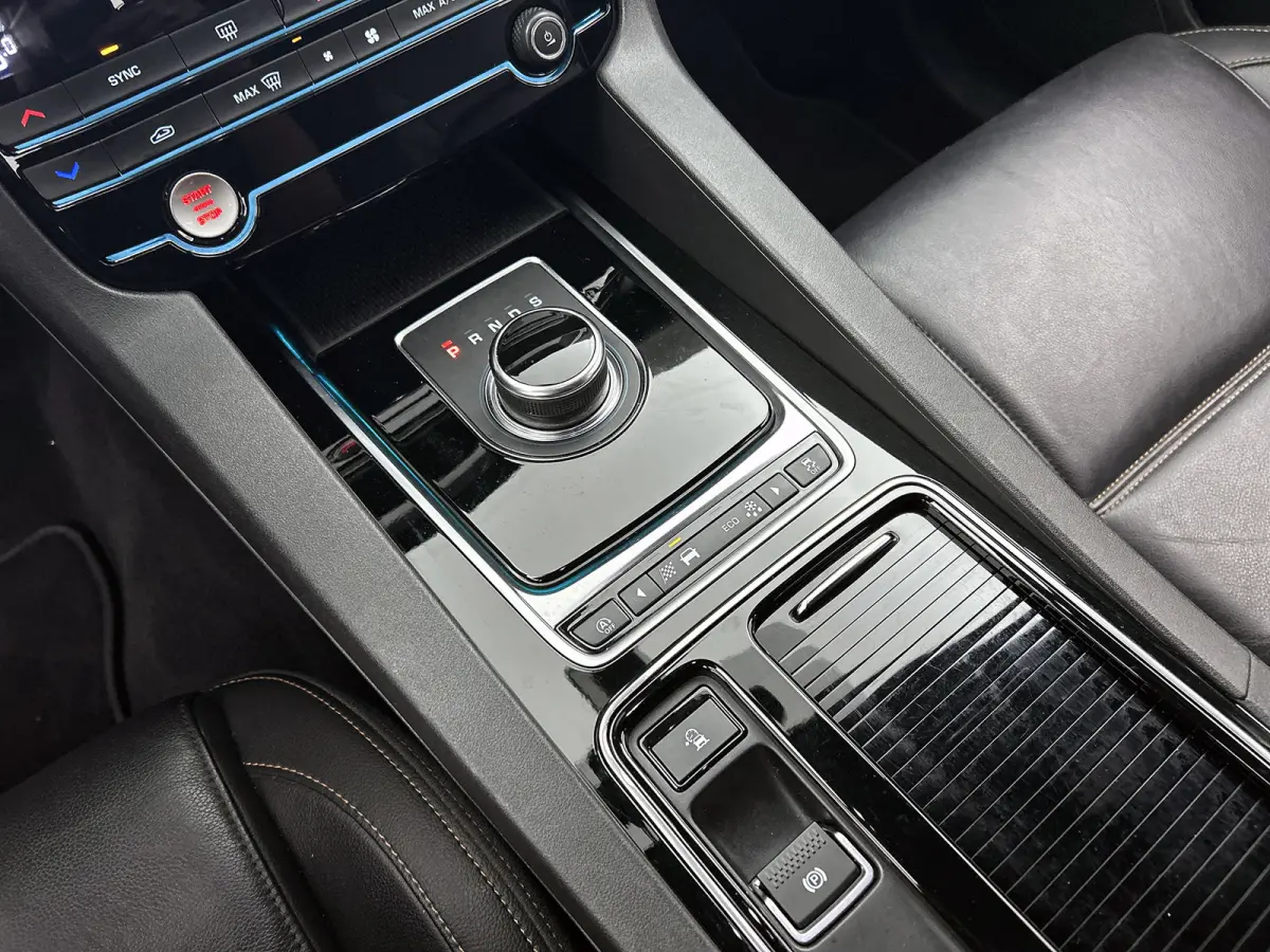 2.0 Portfolio AWD 30t | 301PK | NL-AUTO | GOED ONDERH | CARPLAY | CLIMATE | ACHTERCAM | LANE ASS | CRUISECONTRL |