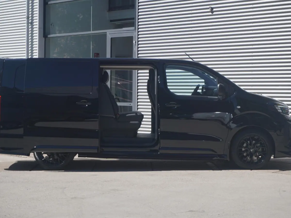 Vivaro-e 75kWh | STX Sport | Mooiste  bus van NL (!) | Lederen bekleding | Spoilerpakket | 18 inch Lichtmetalen velgen | Dynamic Comfort NAV Pakket | Winterpakket | 2x schuifdeur | Betimmeri