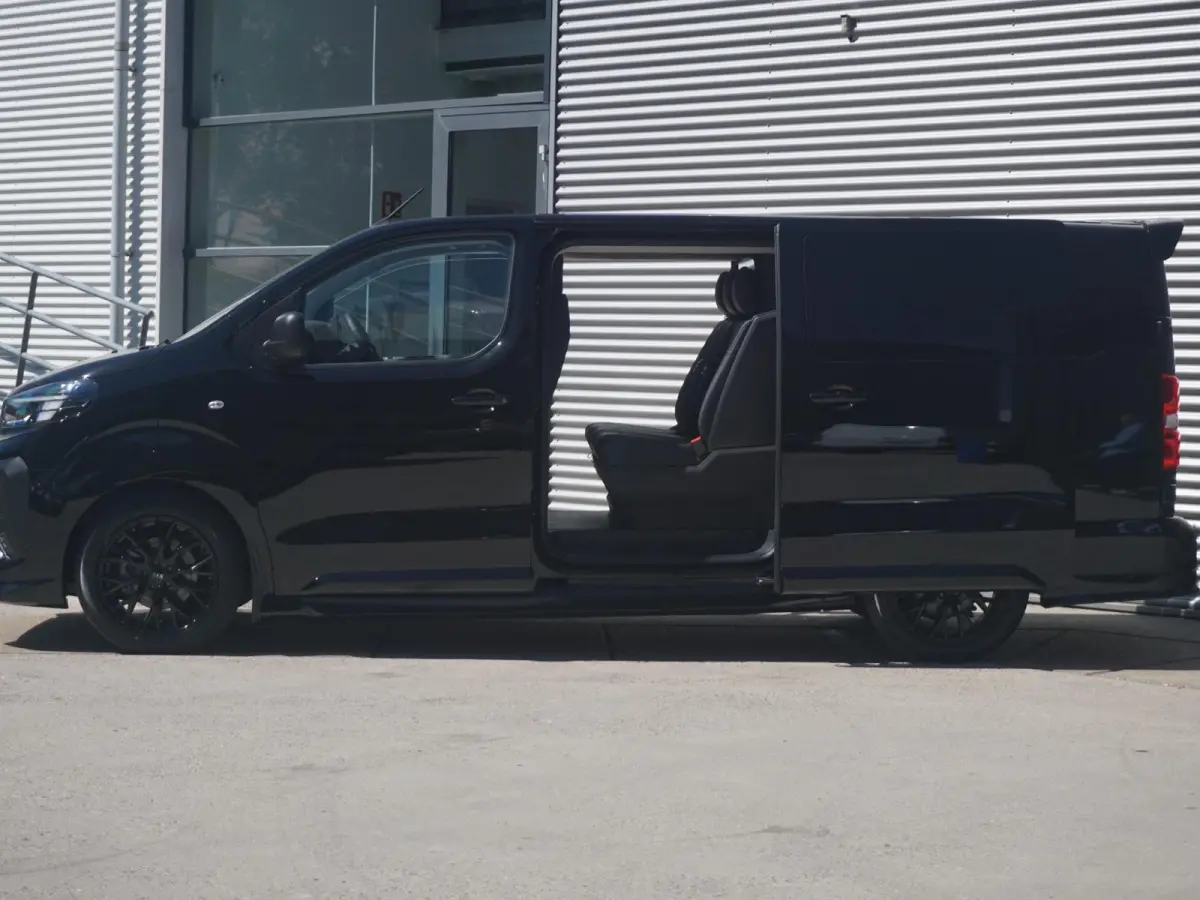 Vivaro-e 75kWh | STX Sport | Mooiste  bus van NL (!) | Lederen bekleding | Spoilerpakket | 18 inch Lichtmetalen velgen | Dynamic Comfort NAV Pakket | Winterpakket | 2x schuifdeur | Betimmeri