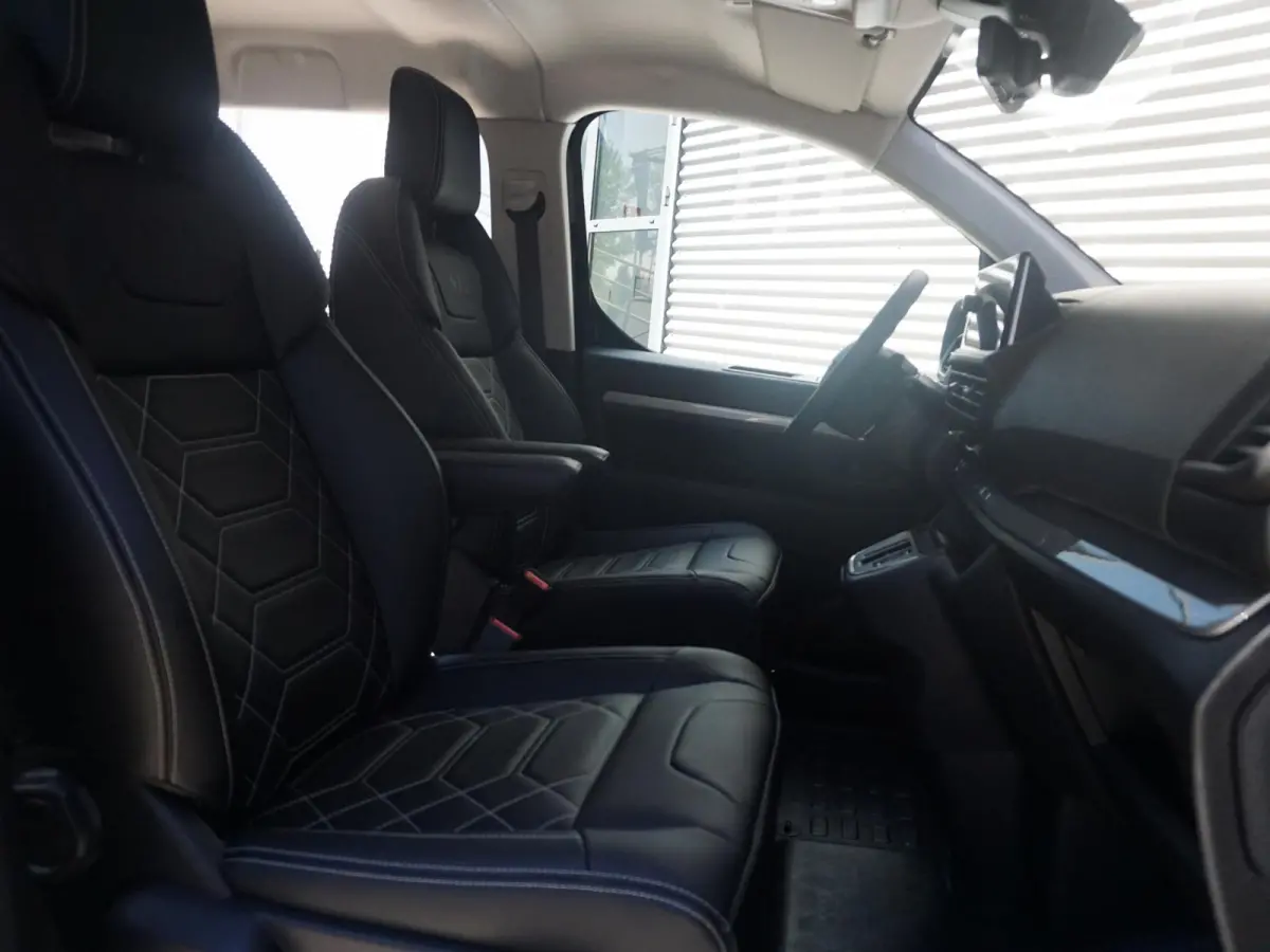 Vivaro-e 75kWh | STX Sport | Mooiste  bus van NL (!) | Lederen bekleding | Spoilerpakket | 18 inch Lichtmetalen velgen | Dynamic Comfort NAV Pakket | Winterpakket | 2x schuifdeur | Betimmeri