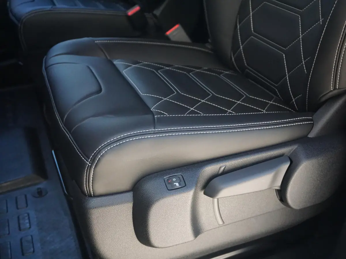 Vivaro-e 75kWh | STX Sport | Mooiste  bus van NL (!) | Lederen bekleding | Spoilerpakket | 18 inch Lichtmetalen velgen | Dynamic Comfort NAV Pakket | Winterpakket | 2x schuifdeur | Betimmeri