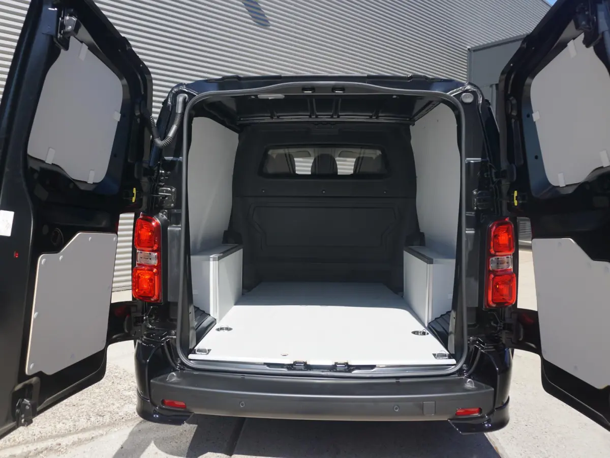 Vivaro-e 75kWh | STX Sport | Mooiste  bus van NL (!) | Lederen bekleding | Spoilerpakket | 18 inch Lichtmetalen velgen | Dynamic Comfort NAV Pakket | Winterpakket | 2x schuifdeur | Betimmeri