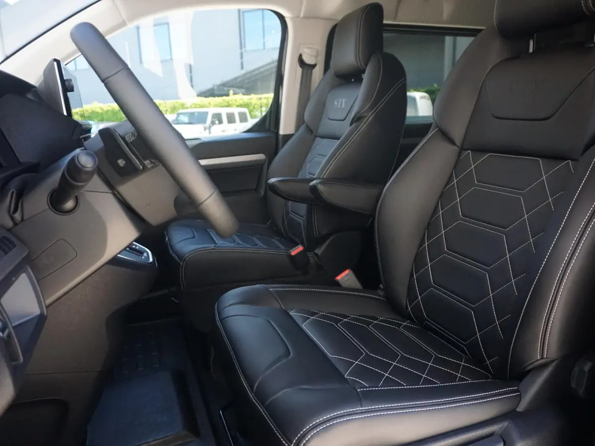 Vivaro-e 75kWh | STX Sport | Mooiste  bus van NL (!) | Lederen bekleding | Spoilerpakket | 18 inch Lichtmetalen velgen | Dynamic Comfort NAV Pakket | Winterpakket | 2x schuifdeur | Betimmeri