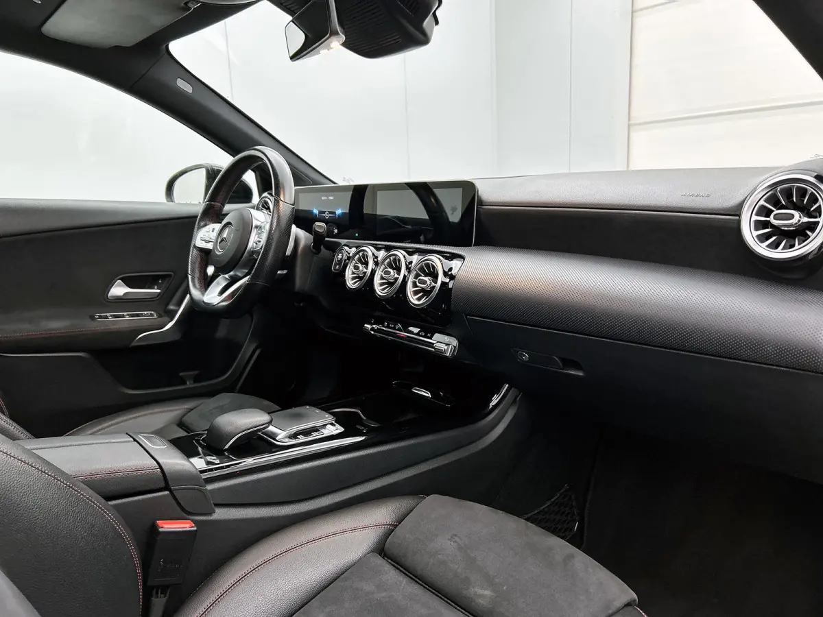 200 Business Solution AMG(Goed ondH, Panorama, Sfeerverlichting, Lane Assist,Navi, Camera, StoelV, Etc)