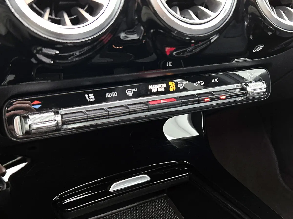 200 Business Solution AMG(Goed ondH, Panorama, Sfeerverlichting, Lane Assist,Navi, Camera, StoelV, Etc)