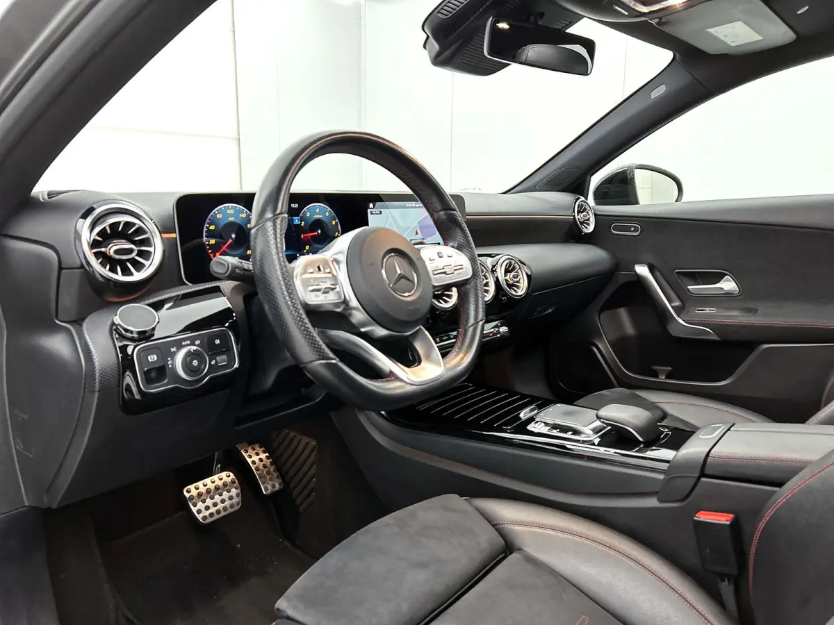 200 Business Solution AMG(Goed ondH, Panorama, Sfeerverlichting, Lane Assist,Navi, Camera, StoelV, Etc)